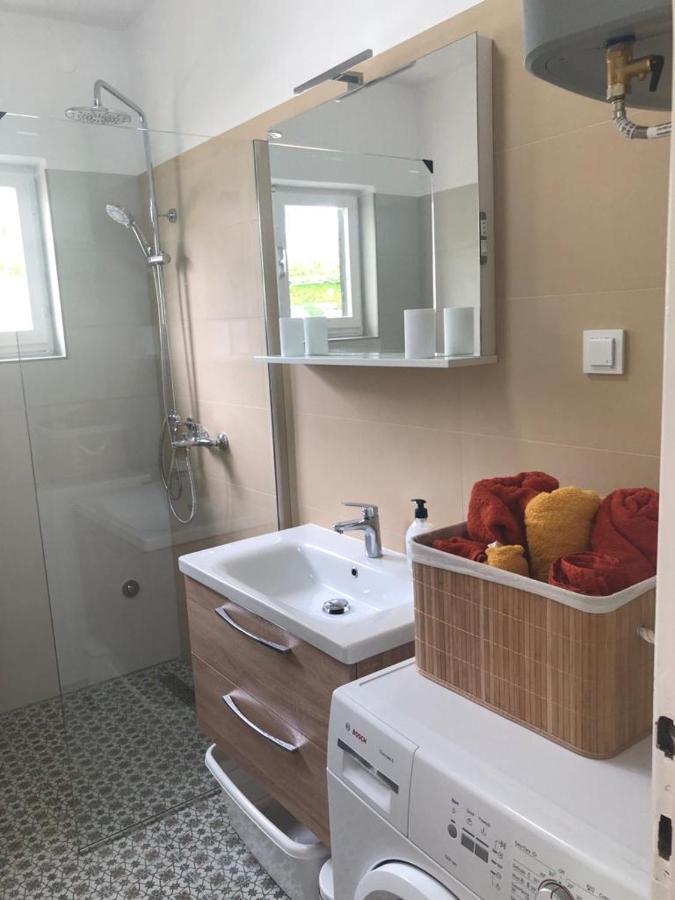 Apartman Kora Njivice Buitenkant foto