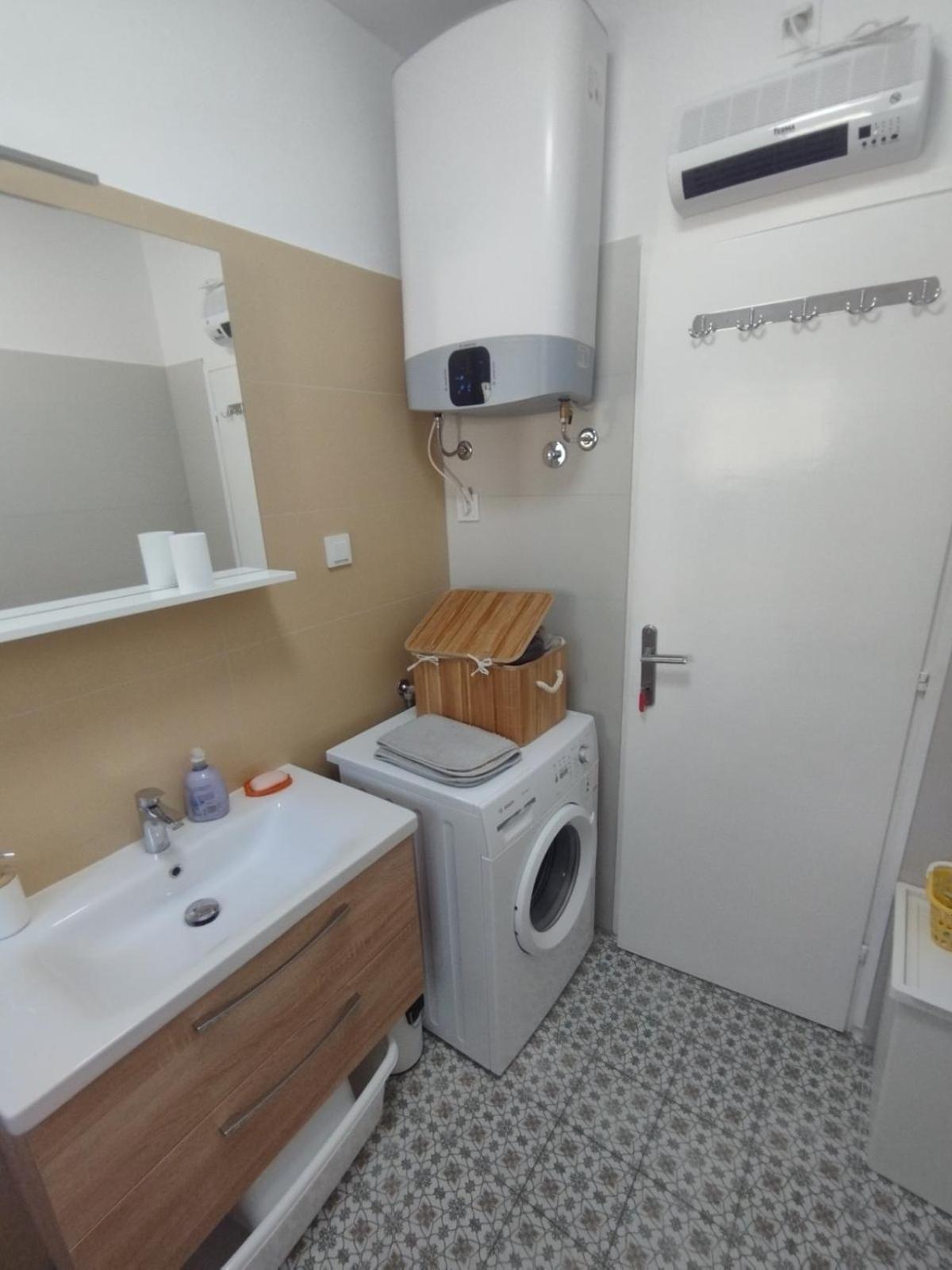 Apartman Kora Njivice Buitenkant foto