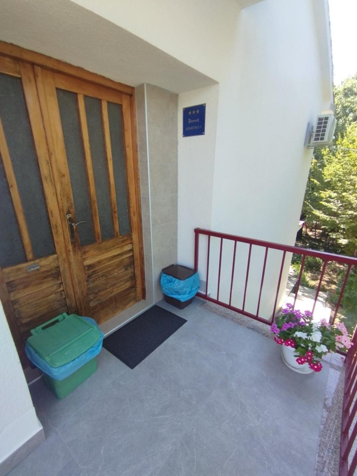 Apartman Kora Njivice Buitenkant foto